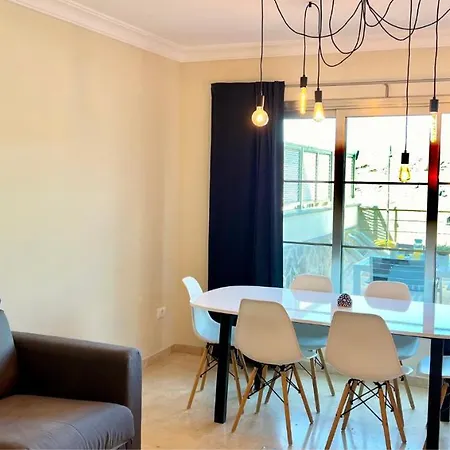 Spacious House With Pool Views And Bbq, Eternal Summer Serenity Dom wakacyjny