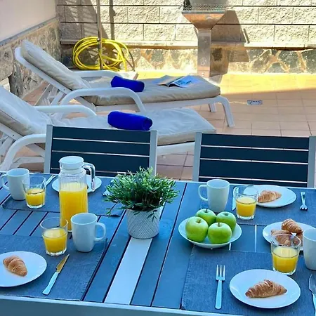 Dom wakacyjny Spacious House With Pool Views And Bbq, Eternal Summer Serenity *